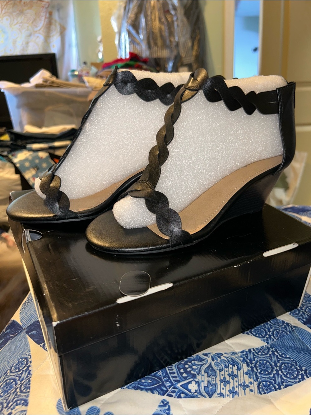 Wedge Sandals with Scalloped twisted Straps - Black